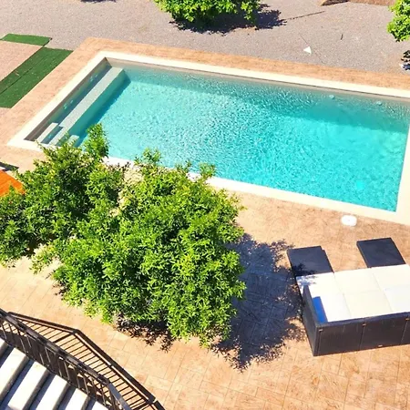 Cozy Beachside With Pool Villa Loukissia